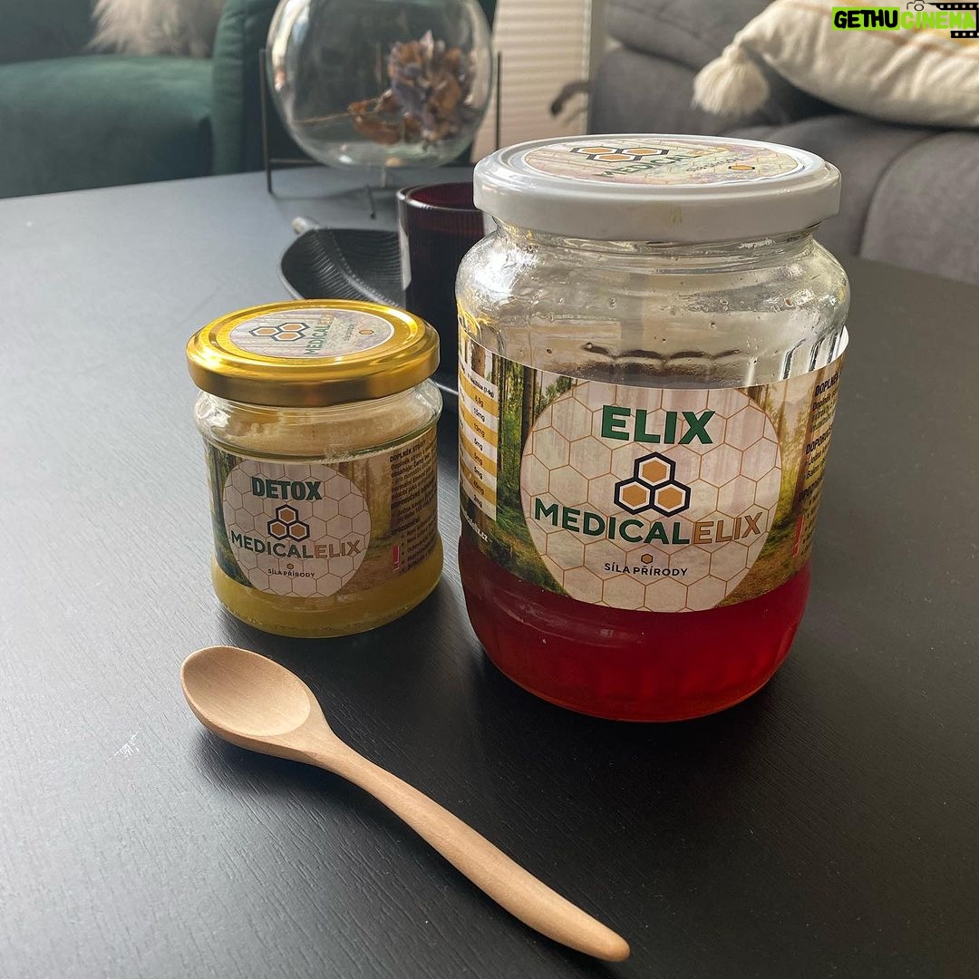 Denisa Cziglová Instagram - Už přes půl roku užívám tyto zdravé přírodní doplňky.🐝❤️ @supramedex_cz Kdo má rád med, tak budete nadšeni, a ještě vám vyčistí tělo, ničí rakovinové buňky a podpoří imunitu. 🙏🏽 Nedokážu říct, jak moc mi pomohl v bitvě s Evženem, protože ten je velký otazník a potřebuje hlavně silné léky, které nádorové buňky tlumí. Ale s čím vím, že mi @supramedex_cz 100% moc pomohl tak vyčištění těla a udržení imunity. Pokud vám po létě zůstaly krásné bílé flíčky na těle a kůži, obvykle záda, tak je to vnitřní plíseň v našem těle. A té se nedá jednoduše zbavit, bohužel to je nebezpečná záležitost, protože taky pomáhá dalším nemocem v našem těle. Po užívaní medu Extra i detox vše krásně zmizlo.😍🙏🏽 Extra je vyrobený s rostlinnými složkami a extrakty z hub reishi, chaga a shiitake. Každý den tento medík užívám po lžičce ráno na snídani v čaji (max. teplota do 40° C). A na střídačku po pauzách užívám med Detox. Med, který je vyrobený z pelyňku, černého bezu - pro imunitu, kurkumy pro činnost jater a červený pepř pro trávení. Všechny tyto složky působí jako antioxidant. Tyto medy obsahují betaglukany, které můžou přímo ovlivňovat růst a šíření rakovinných buněk.🙏🏽❤️ Opravdu zajímavé složení a celkový původ. Věděli jste, že medicinální houby jako např. reishi, chaga, shiitake uchovávají živiny a energii získanou ze stromů, na kterých rostly? Že výtěžky z medicinálních hub se používají v tradiční medicíně v Asii již tisíce let? Blíží se podzim a já určitě doporučuji užívat. Pro děti, těhotné ženy a kojící maminky to není ideální, ale pro nás ostatní rozhodně ano.💪🏼 Tady máte odkaz, pokud budete mít zájem😊👇🏻 https://fkp.supramedex.eu/cs/porders/wvgxfok #zdravi #podporaimunity #prirodnilek #supramedex