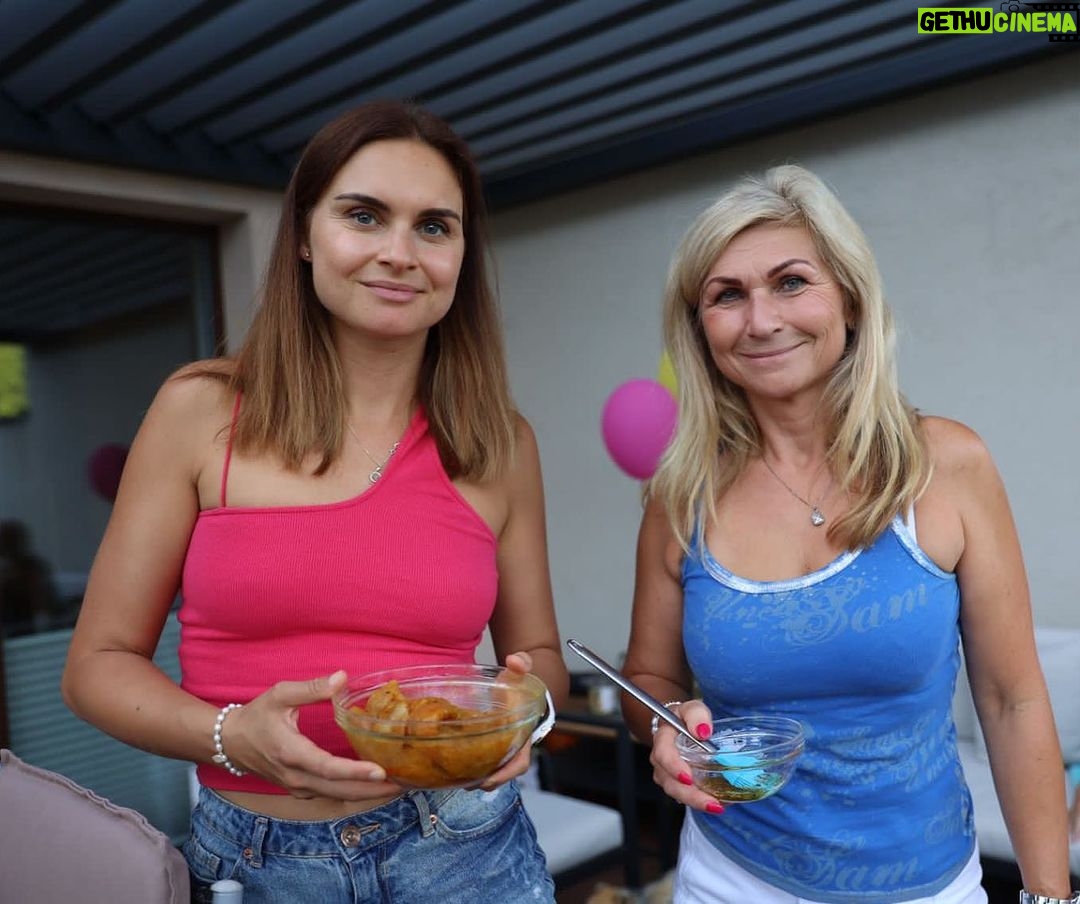 Denisa Cziglová Instagram - Je to neskutečný 8 let🥹🙀💕 Vše nejlepší Sofi💋 Tak rychle to utíká 😅 Ale je super, když můžeme slavit a celá rodina je pohromadě.🍷💃🏼🙏🏽 Ty Izinčiny v březnu, byly v hodně náročném období. 🙈🥺 Ale naštěstí tam nahoře mě má někdo rád.🙏🏽❤️ #thankyou🙏🏽 #family #rodina #sofinarozeniny #8let #enjoyeverymomentasitcomes⌛️