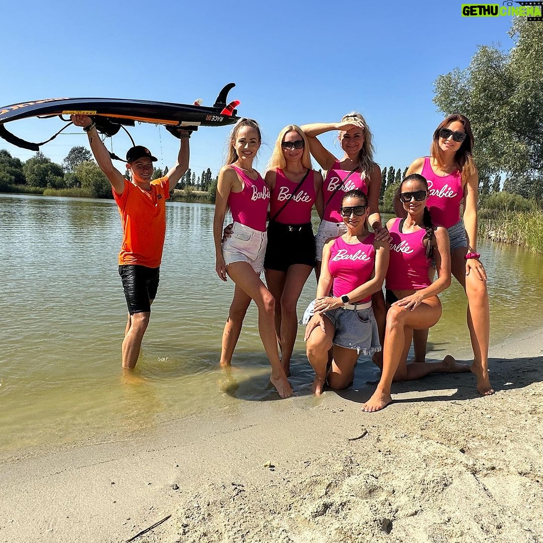 Denisa Cziglová Instagram - Děkuji holky moje za krásný víkend ve Valticích🥹😘👯♀️💃🏼🍷 Moc jsme si to užily, zase se viděly po dlouhé době, zatancovaly si na koncíku @tomas_klus, vy dračice na @jetsurfacademy a oslavily jsme tu moji radost, za krásné výsledky🙏🏽❤️ (teda vy za mě dvojnásobně 😄😘🍷) #noalcoholforme Děkuji moc, že Vás mám, a že se pořád tak hezky potkáváme a plánujeme další výlety pro nás i naše děti.💕 #16letspolu #16letkamaradky #lavju #modelky #maminy #nasevylety #valtice #vinobrani #vinneslavnosti #foodtherapybydenisa #cancermum #enjoyeverymoment #lifeisshort Valtice