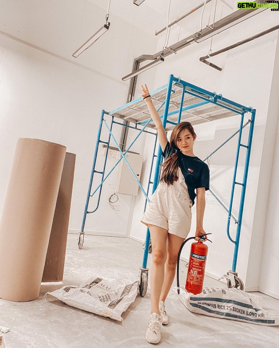 Denise Soong Ee Lyn Instagram - Throwback to when I was trying to set up and run puzzles while studying at the same time. It was a period of so much stress, shedding tears, but also laughter and joy. The journey had its ups and downs (iykyk). Nevertheless, if I could rewind time, I would do it all over again, because I wake up every day thankful for having pushed myself so hard for many years. So if you have a dream, but you are hesitating because of the fear of balancing between working and studying, I say just do it!!! Need some extra support? Here’s a PSA: Check out @skillsfuturesg’s Work-Study Programme. Through a work-study arrangement, they help provide opportunities to achieve your career aspirations! Their programme allows you on-the-job training in your dream sector, competitive salaries, and also classroom training 🥹 Once you complete it, you will attain a fully sponsored industry-recognised Diploma! Watch the “Day in My Life” video by @theteamtitanofficial to find out more and apply for the Work-Study Diploma by Dec 9 2022 at skillsfuture.gov.sg/wsdip. #titandigitalmedia #workstudyprogramme #sp