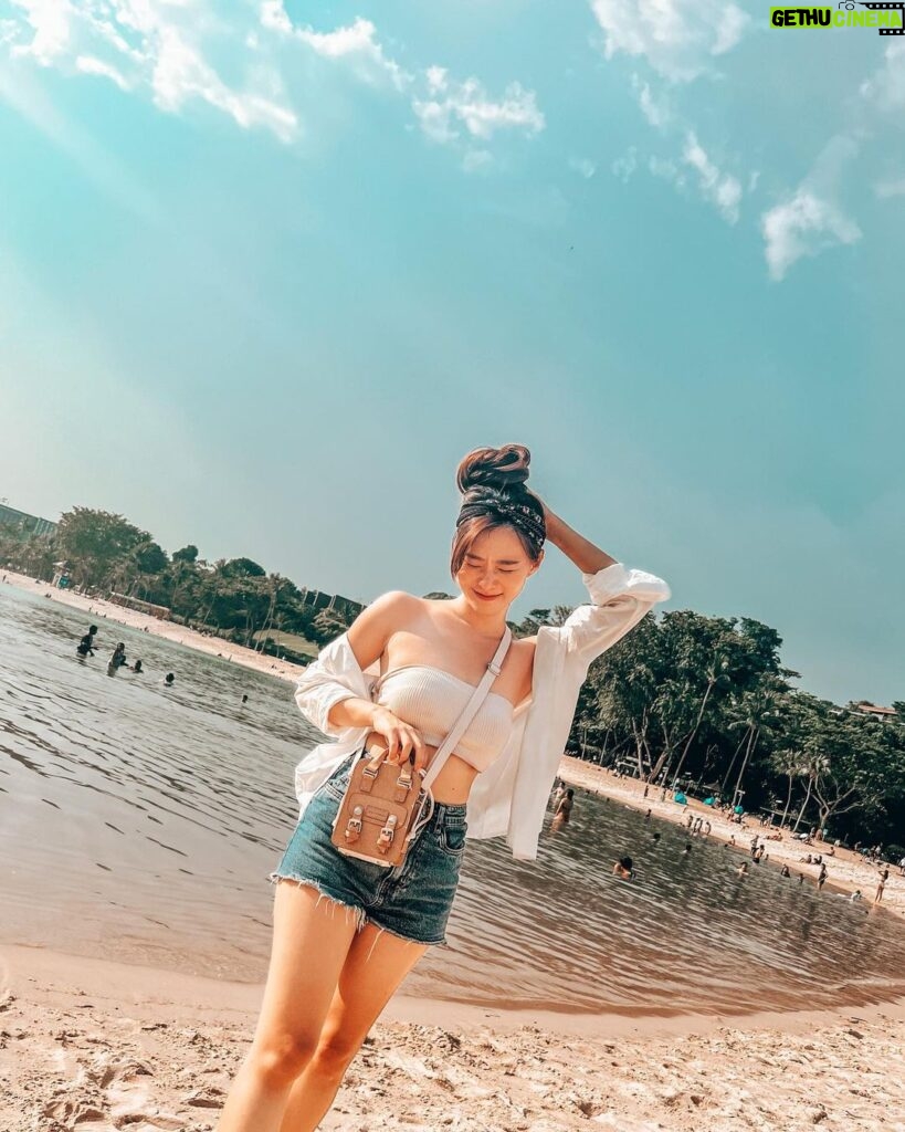Denise Soong Ee Lyn Instagram - (Giveaway) Beach day with my doughtnut bagpacks and I love it - fun sized, cute but still so much room for storage. Swipe to see how much I managed to pack in my mini @doughnutofficial bag pack 🍩 There’s huge discounts happening tomorrow for these bagpacks on their Lazada store page! (up to 60% off) so remember to add your fav baggies to cart and check out tomorrow so we can be bag buddies ❤️ I’m also giving away one doughnut bagpack to one of you! Simply, 1. Like this post and share it via stories! 2. Tag three friends in the comment. Comment as many times as you like! 3. Follow Doughnut's Official Lazada Store - DOUGHNUT BACKPACK (Link Sticker on IGS) Giveaway ends on 31 March #packyourdream #titandigitalmedia