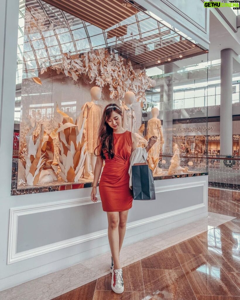Denise Soong Ee Lyn Instagram - Citi Credit Cards let you get ahead and shop for Christmas presents with ease! There is much to be grateful for this year. I’ve been busy renovating and planning for 2022 with team puzzles. Christmas shopping for friends and fam is a nice way to show my appreciation to those who have been with me and I’m getting ahead by starting early. With a Citi Credit Card, you can access amazing shopping deals from Citi World Privileges, just in time for the season of giving! Including discounts off Coach items with min. spend on full priced and clearance items. (T&Cs apply. Coach offer ends 30 Dec 2021) ❤️ Explore more at https://citi.asia/denisesoongeelynCC or link in bio #LeadTheWaySG with @citisingapore #sponsored ^COVID-19 measures were observed, masks were only removed for the photo.