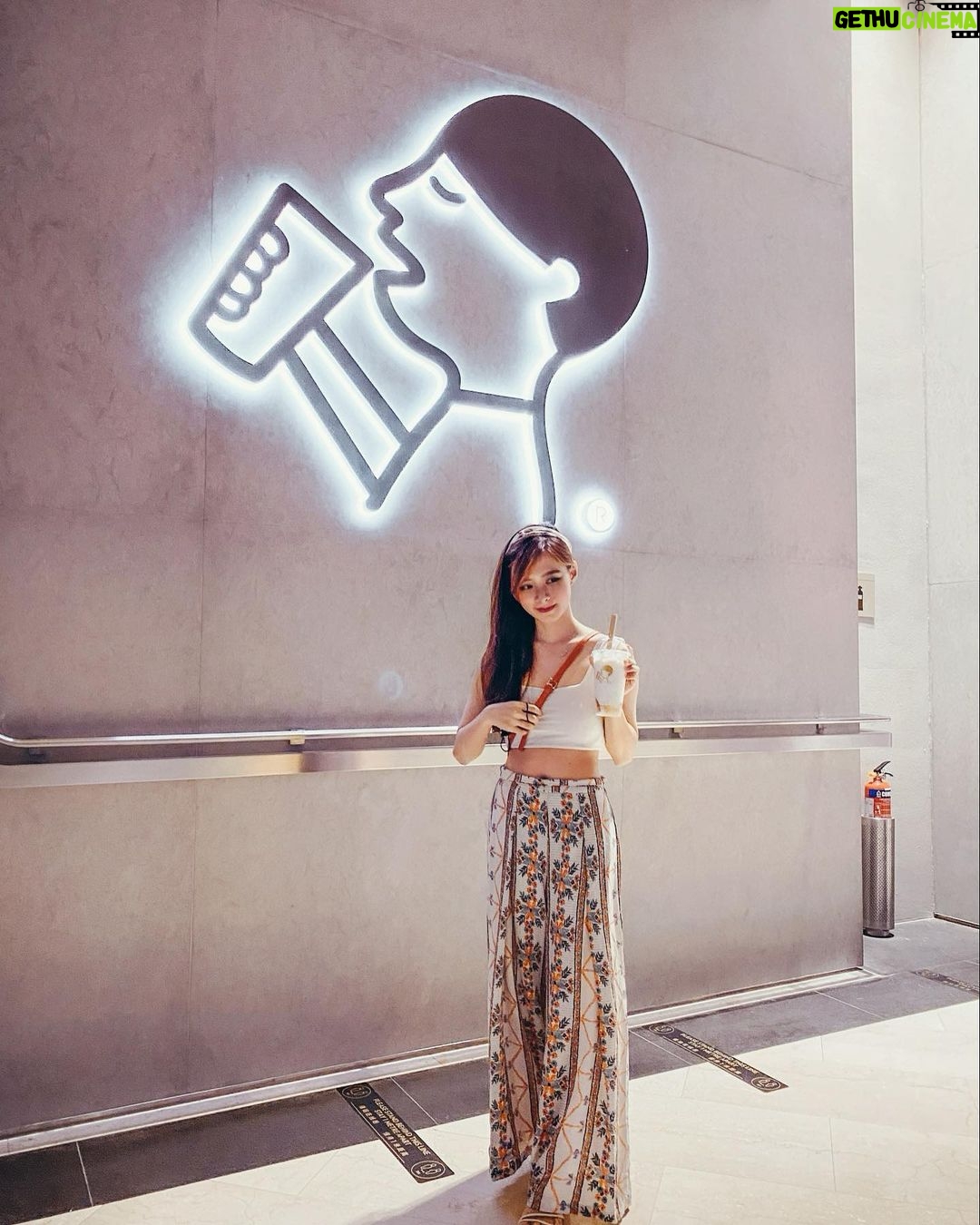 Denise Soong Ee Lyn Instagram - Reward for hustling hard this week 💪🏻 & what better than @heyteasg newest Snow Top Longan Smoothie. I’m a huge fan of smoothies and longan, so I knew I had to try this and the verdict is ❤️ each longan is hand-peeled, and combined with a milk slushie. If you’re looking for something extra refreshing, and a nice balance of sweetness and creaminess, this is it! I only wish there was more slushie because I finished this off so fast. Yay we survived the week, now go out and reward yourself. Let me know if you try this drink & love it as much as I do x @titandigitalmedia #heytea #heyteasg #heyteasingapore #喜茶