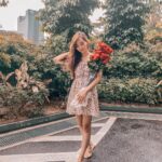 Denise Soong Ee Lyn Instagram - the after rain golden hour ✨ with the prettiest blooms from @rosesonlysg (for those who asked where to get these long stem beauties from 💌) happy long weekend all!