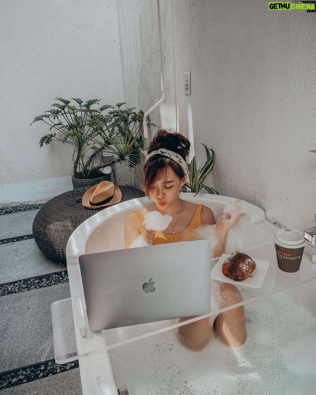 Denise Soong Ee Lyn Instagram - Dream vacay in sg @lloydsinn ☁️