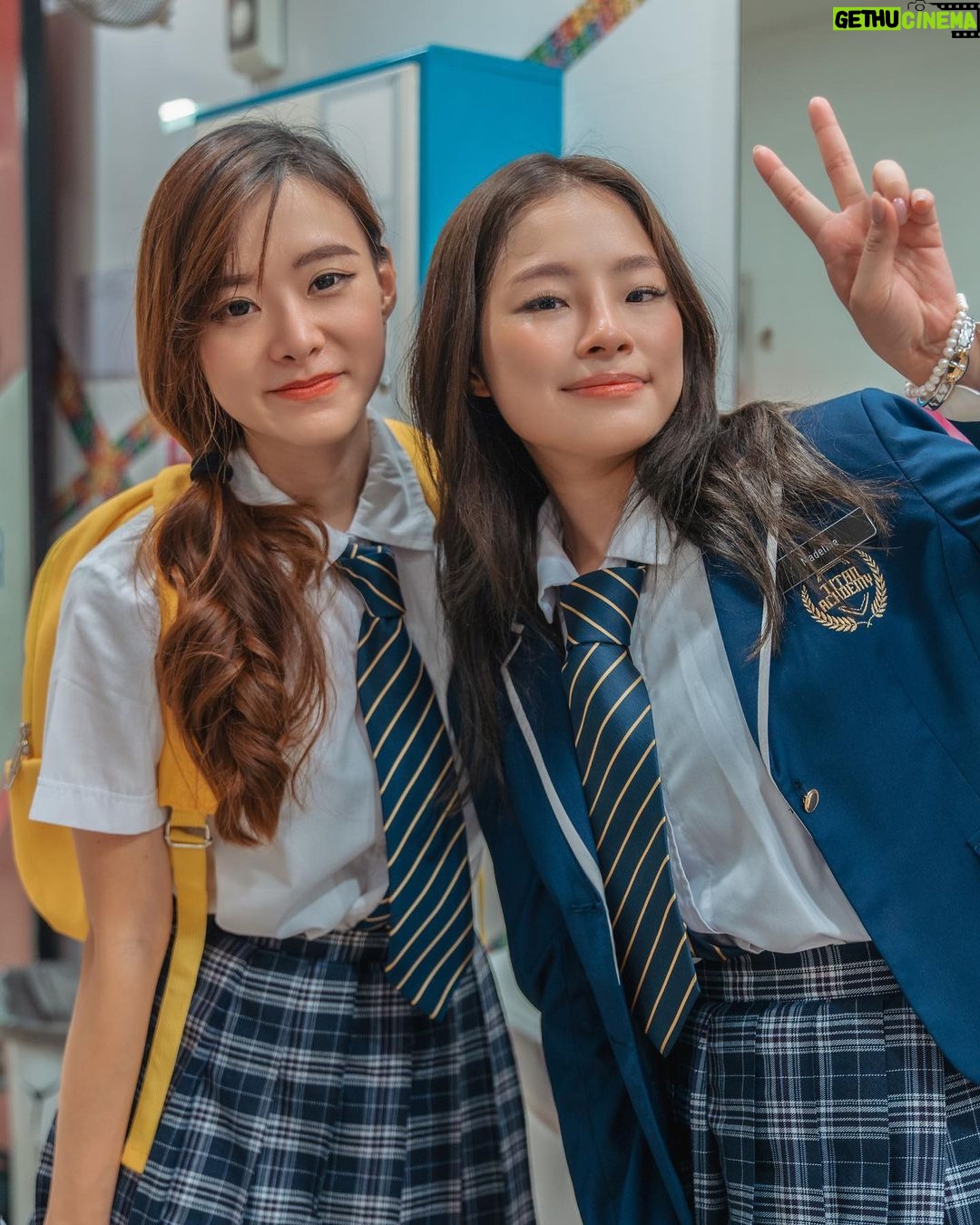 Denise Soong Ee Lyn Instagram - BTS of the latest video: us discussing where’s the best public toilet in Singapore and I think we all agree it’s hands down, the one at ION Orchard. But did you know the cleanest toilets in hawker centres and coffeeshops can be found in Marina South? Please share where you think we can find the best toilet! But hey, all toilets can be great toilets if we clean, flush, dry and bin after ourselves well! Also this is a cute site and game for tips on how to keep our public toilets clean: (letsbenice.sg or link in bio on @cleanandgreensg) check it out! Do pledge to be a nice toilet user on the site too! #CleanToilet #AreYouNice #nicertoiletsforall