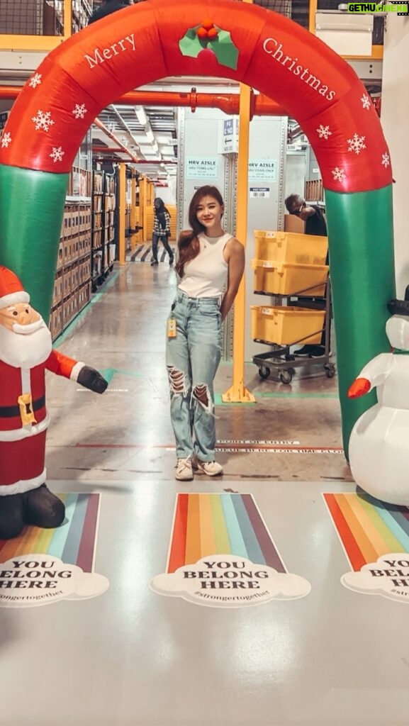 Denise Soong Ee Lyn Instagram - Did you know this is how Amazon packs your orders? I was invited to the Amazon Singapore Fulfillment Center for a day, and was wowed by the advance technology and fun work environment in the warehouse. No wonder my purchases get to me on time and in such great quality! #AmazonSingapore #AmazonGotMyBack #Ad