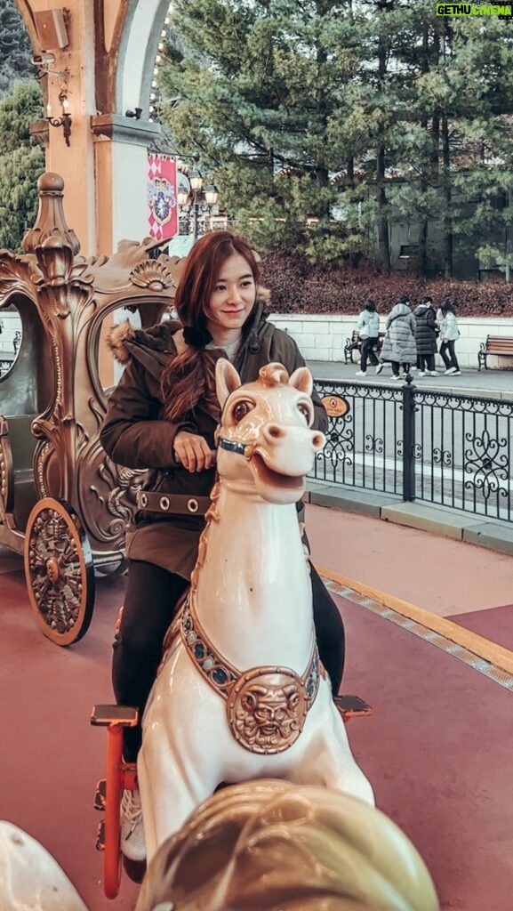 Denise Soong Ee Lyn Instagram - 🫠🤗 (his face vs mine during the day) Carnival Carousel was a whole vibe 🫶🏻 Everland Theme Park, Seoul Korea