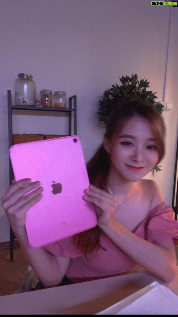 Denise Soong Ee Lyn Instagram - Unboxing the pink iPad 10th Gen 💖🫶🏻 I love itttt 🎀💓💗💕💞💝💘 #pinkipad #unboxingipad #ipad