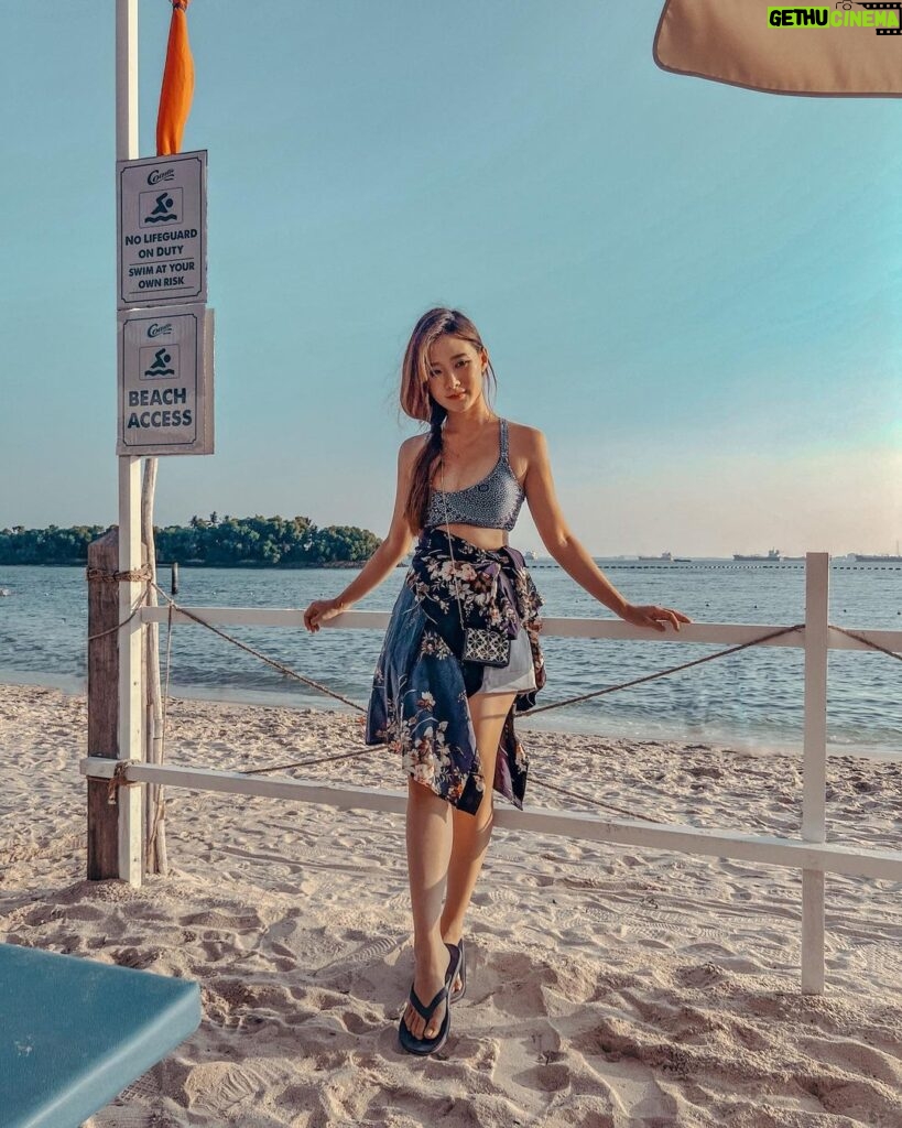 Denise Soong Ee Lyn Instagram - I would live by the beach if I could 🏖 there’s something about staring out at the waters that is so relaxing ☺️ /spot my mini baggie