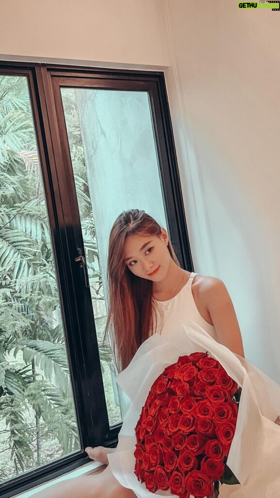 Denise Soong Ee Lyn Instagram - An early Chinese Valentine’s Day ❤️ with the perfect bouquet from @rosesonlysg