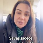 Deniz Uğur Instagram - Beni merak etmeyin; Sette olduğum için fazla aktif olamadım... Hiç tuzum kuru zannetmeyin. Tabii ki düşündüklerimi söylemeye devam edeceğim. İNSAN HAKLARI GÜNÜ’nde ÇOCUK KATLİAMININ devam ettiğini hepimiz biliyoruz. Videoda size, haklı olarak isyan ettiğiniz DUYARSIZLIĞIN kendi sektörüm açısından SEBEP-SONUÇ ilişkisini açıklıyorum. Toplumsal mücadelemizi çok daha iyi anlatmamız gerekiyor. SORUN büyük oranda medya, reklamverenler, beyni yıkanan seyirci üçgeninde. ÇÖZÜM sizsiniz. Artık her şeyin farkındasınız. Top sizde… #İnsanHaklarıGünü #İyilikleKötülüğünSavaşı #ÖzgürFilistin #Özgürİnsanlık 🇵🇸🌍🇹🇷