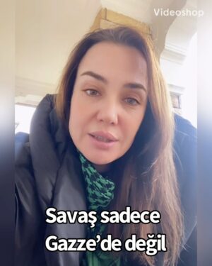 Deniz Uğur Instagram - Beni merak etmeyin; Sette olduğum için fazla aktif olamadım... Hiç tuzum kuru zannetmeyin. Tabii ki düşündüklerimi söylemeye devam edeceğim. İNSAN HAKLARI GÜNÜ’nde ÇOCUK KATLİAMININ devam ettiğini hepimiz biliyoruz. Videoda size, haklı olarak isyan ettiğiniz DUYARSIZLIĞIN kendi sektörüm açısından SEBEP-SONUÇ ilişkisini açıklıyorum. Toplumsal mücadelemizi çok daha iyi anlatmamız gerekiyor. SORUN büyük oranda medya, reklamverenler, beyni yıkanan seyirci üçgeninde. ÇÖZÜM sizsiniz. Artık her şeyin farkındasınız. Top sizde…
#İnsanHaklarıGünü
#İyilikleKötülüğünSavaşı
#ÖzgürFilistin
#Özgürİnsanlık
🇵🇸🌍🇹🇷