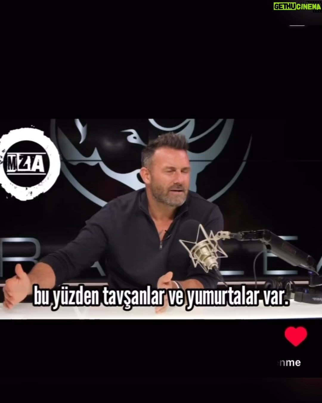 Deniz Uğur - 12.8K Likes - Paylaşımı için @mr.glassesss ‘a teşekkür ederim. Öğrenmenin sonu yok. Günümüzde çoğu insan bütün dünyada gelenek halinde yaptıkları birçok kutlamanın kökeninin Pagan adetlerine ve ritüellerine dayandığını bilmiyor. İslam öncesi Anadolu kültüründe de bazı gelenekler mevcut. Bu konularda bilinçlenmeyi önemli buluyorum. Şeytanî olan ritüellerle, mesela bolluk bereket için (ben alışmışım, Hıdırellez’de fırında hamur işi tatlı pişiririm, aşure kaynatmak da eski bir adetimiz) masumiyetle yapılanlar tabii ki bir değil ama bunun sömürüye açık bir konu olduğunu düşünüyorum. Günümüzde çoğumuzun sürdürdüğü birçok âdet İslam öncesi çağlardan geliyor. Doğumgünü ve yılbaşı kutlamaları gibi. Kültür, tarih ve din ayrı konular olsa da, insanlar kültürel olarak adetlerin kökenini bilmelidir bence. Bilgi kazanmayı, bilinçli davranmayı yaşamın tüm alanlarına yaymalıyız. Siz de yorumlarda kendi bilgilerinizi paylaşabilirsiniz, farklı düşünceler olabilir, zenginleşmiş oluruz. Bilgi en güçlü silahtır. “Anadolu bilgeliği” candır🤍
➡️➡️➡️
#Traditions