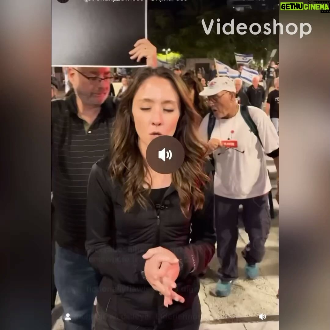 Deniz Uğur Instagram - Instagram’ın en sevdiği yakın portreler🦋 Bunu keşfete düşür algoritma. #ThrowBack ⬇️ Birinci video BBC, ikinci video ABC haberleri (!) ➡️➡️➡️ Buna “İ*rail Baharı” diyebilir miyiz?🙌🏼