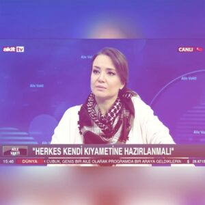 Deniz Uğur Instagram - Geçtiğimiz ay sevgili @mimaryaseminturan ‘ın konuğu olmuştum. Çok kaliteli bir sohbetti. Programdan bir kesit burada dursun. Elbette, anlamaya niyet lâzım… Hoca ne güzel söylemiş;
“Herkes kendi kıyametine hazırlanmalı”.
🇹🇷🌍🇵🇸
#BüyükUyanışaHoşGeldiniz
