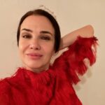 Deniz Uğur Instagram - Bay Algo Ritma; Al sana tatliş bir foto👑 *Pandemi sırasında, Batı bloğunun, emperyalistlerin ve kapitalistlerin “içinden geçtiğim” sarkastik bir Instagram dizisi yapmıştım. Adı “Kraliçe”ydi. The Queen. Fotoğraf o zamandan kalma. O günlerde beni çok fazla anlayan olmamıştı. Çok irrite olduğum “güzel kadın” algısını kırmak için “silly face” filtresini kullanıyordum. Çünkü dikkati mesaja çekmeye çalışıyordum. Ama buralarda alt metin okuyabilen fazla insan yoktu. Çoğu saç kazıtıp evde tepiniyordu. Belki bazı bölümleri yeniden yayınlarım. *Bu akşam Telegram’dan aldığım haberler aşağıda. ⬇️ Ateşkesin bitiminden bu yana 1300 kişiden fazlası katledildi. 💥 İ*rail, G*zze’nin güneyine de kara harekâtı yapıyor. 💥 İran medyasının “Türkiye İ*rail ordusuna kıyafet veriyor” diye paylaştığı videonun eski olduğu, ve görüntülerdeki ürünlerin İ*rail’in el koyduğu F*listin ürünleri olduğu anlaşıldı. 💥 Yemen, ABD destroyeri Carney’e ve İ*rail’in Kızıldeniz’deki ticarî gemilerine füzeler ve insansız hava araçlarıyla saldırdı. 💥 İ*rail, Kızıldeniz’e savaş gemileri ve denizaltılar gönderme kararı aldı. 💥 Kızıldeniz’de vurulan Unity Explorer gemisi batıyor. Yemen Husileri hala bölgede olduğu için yardım edilemiyor. 💥 El K*ssam Tugayları, operasyonların başarısızlıkla sonuçlanması ve direniş saldırıları nedeniyle İsrail güçlerinin ’inin Gazze Şeridi’nin kuzeyinden çekildiğini bildirdi. 💥 Uyuyabilenlere iyi geceler…