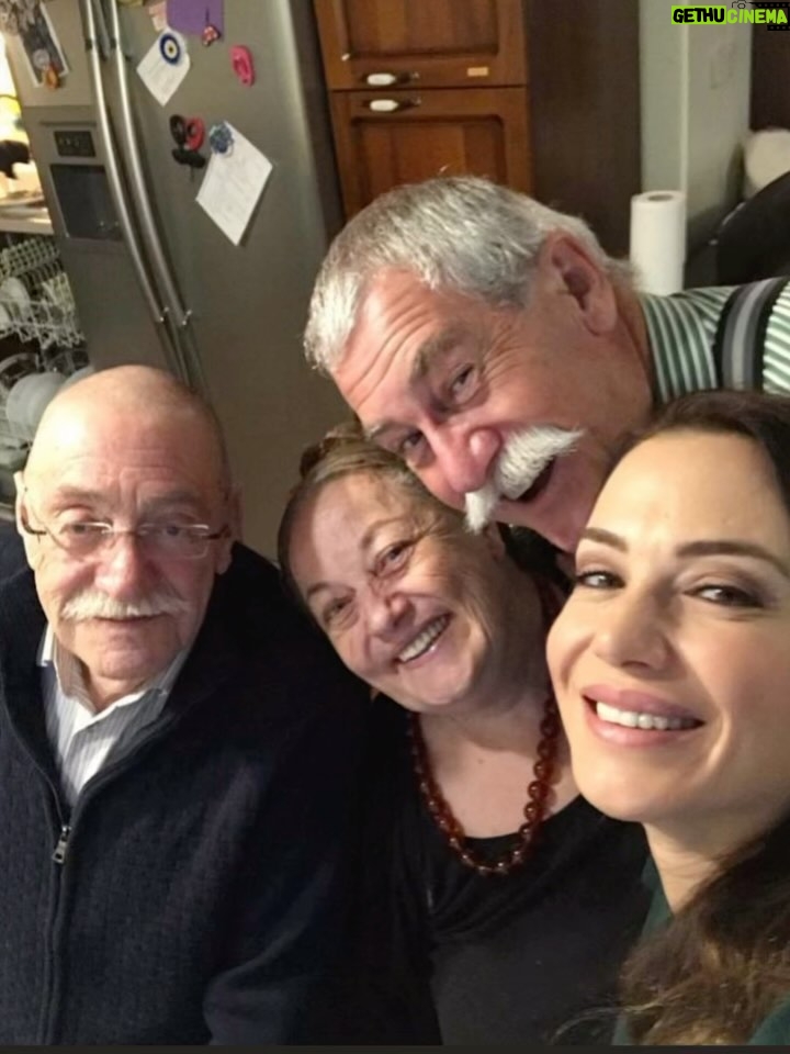 Deniz Uğur Instagram - En sevdiğim eski #AileFotoğrafları❤️ 8. saniye➡️➡️➡️ Bütün Dünya İntifada🇵🇸🌍🇹🇷