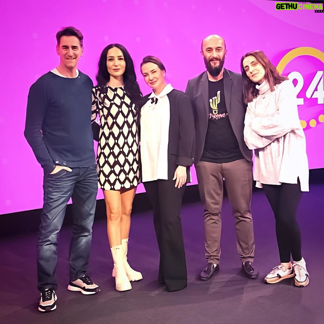Deniz Uğur Instagram - Su gibi akıp giden, ilham verici sohbetlerimiz izleyenlere şifa olsun🍀 Programımızın, konuklarıyla ve enerjisiyle uğurlu olduğuna kalpten inanıyorum💕 İyi ki🧿 @yirmidorttv #DenizUğurla24HaftaSonu
