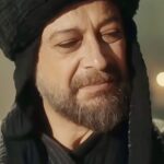 Deniz Uğur Instagram - Daha önce Alparslan Büyük Selçuklu’da #ÇağrıBey ve şimdi Selahaddin Eyyubi dizisinde #ÖmerMella karakterini canlandıran @erdincgulener bu akşam 23:15’te #AraftaSorular programında❤️ @yirmidorttv Benden duymadınız😉