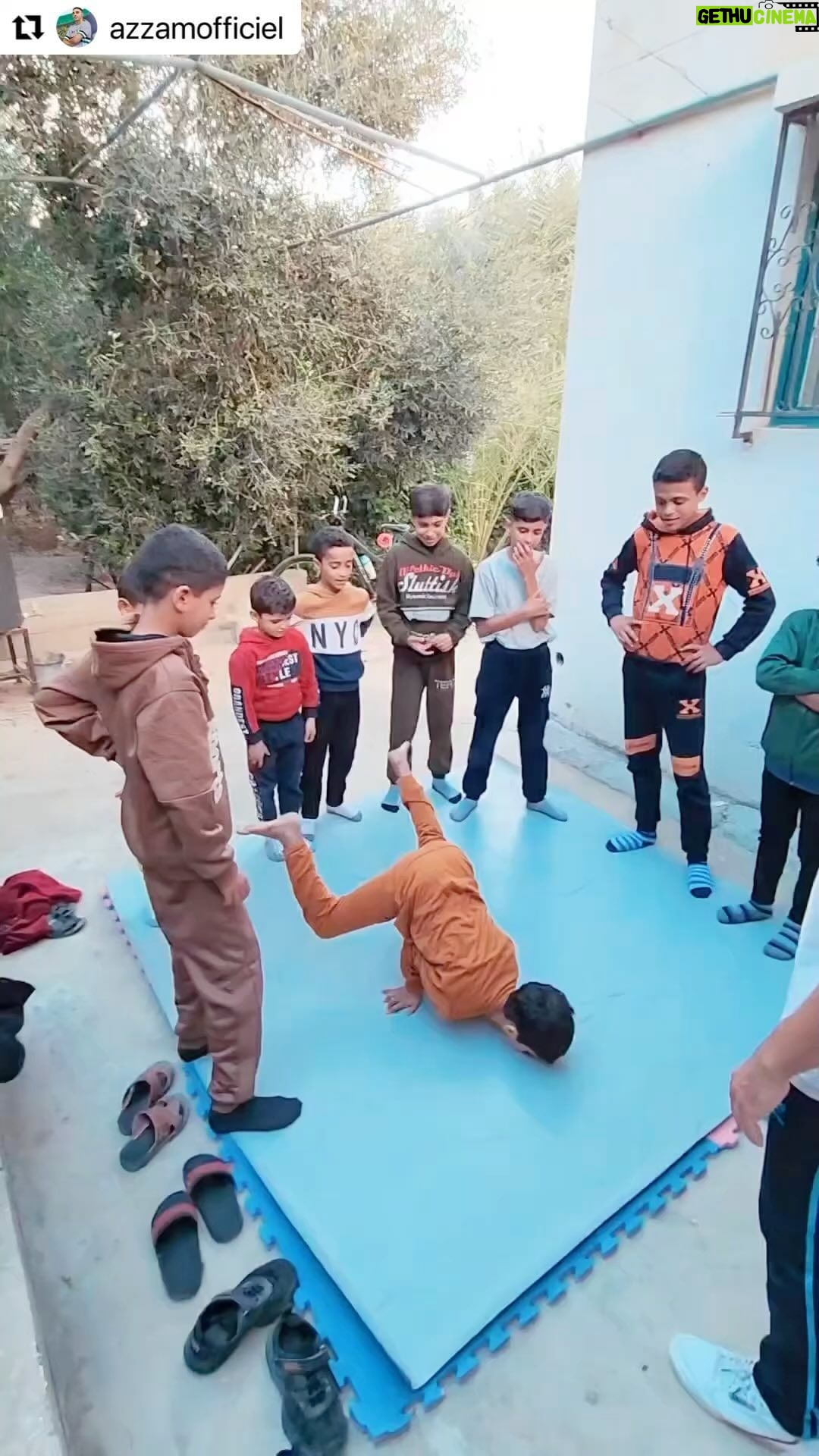 Deniz Uğur Instagram - Bombardıman altında dans dersi veriyorlar… Çocuklara moral motivasyon sağlıyorlar. Bu sayfayı takip etmenizi öneririm @campsbreakerz Batı dünyasının sizden öğreneceği çok şey var, bizim de özümüzü hatırlamamız gerek. #Respect 🇹🇷🌍🇵🇸