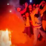 Deniz Uğur Instagram - Coğrafyan kaderindir diye boşuna demiyorlar. İnsanlar birkaç gün tepelerine bomba yağmayacak diye bayram sevinci yaşıyor, hâle bakın. Herkes yaşanan dehşeti buradan anlıyor… “İ*rail rehineleri geri aldıktan sonra G*zze’ye nükleer bomba atmayacak” diyen kime inanabiliriz bugün? Güvenebilir miyiz? Ortada ne uluslararası hukuk bıraktılar, ne medeniyet. Vicdanı olan insanların hiçbir teknolojik gelişmeye, hiçbir buluşa sevinecek hâli bile kalmadı dünyada. Belki de bilinçlerde olması gereken sıçrama buydu, belki “uyanış” dediğimiz buydu, ben bilmem Allah bilir… Ama hiçbir şeyin eskisi gibi olmayacağını, eski hâline dönemeyeceğini yaşayıp göreceğiz arkadaşlar. Tabii ki kalıcı ateşkes olsun, olmalı, olmak zorunda. Tabii ki dünyaya barış hakim olsun, ümidimiz hep bu. Ama güvenmiyoruz artık… Allah’tan başkasına güvenmiyoruz. Diyorum ya, belki de öğrenmemiz gereken buydu. Bütün bunlar, cennet ehli olanların meselesi değil artık. Sadece bizim meselemiz. Bu dünya için tek dileğim var; İyi insanlar birbirine tutunsun. Bir arada kalalım. Rabbim yardımcımız olsun🤲🏼 #Ceasefire 🇵🇸🌍🇹🇷