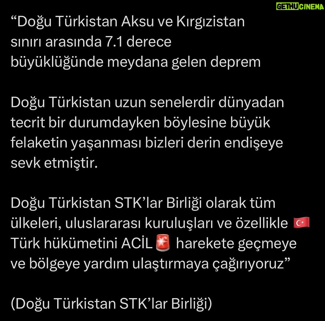 Deniz Uğur - 7.6K Likes - Bir başka zâlim coğrafyada deprem oldu, dünyadan soyutlanmış durumdaki Doğu Türkistan ne durumda bilmiyorum. Oraya da insânî yardım yapılamayacak diye korkuyorum. Gazze’de gözümüzün önünde insanlık suçları işlenmesine engel olamadığımız için sınıfta kaldık ve şimdi aynı sınavlar tekrar mı önümüze geliyor diye endişeleniyorum. Çünkü hayatta alman gereken dersi almazsan ilâhî sistem sen sınavı geçene kadar yeniden benzer koşulları oluşturur senin için. Her seferinde de şiddetini artırır. Haksız olduğumu zannetmiyorum. Rabbimin bize kızgın olduğunu düşünüyorum. İnşallah dibe vurup yükseliriz, çünkü 100 küsur gün önce topyekûn Refah kapısına koşmadığımız için suçluyuz. O günlerde milyonlarca kişi toplanıp kapıya dayanabilseydik belki bugün on binlerce insan katledilmemiş olurdu.
Bu gerçekle, eskisi gibi yaşayabilmek çok zor.
#AffetAllahım