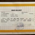 Deniz Uğur Instagram - Öğrencilere notları üzerinden baskı yapılmasına son derece karşı olduğumu da belirterek, bugüne dair HAKLI GURURUMU paylaşıyorum. BİZ kızımla çok badireler atlattık ama BAŞARDIK❤️ Bu hepimizin gururu @feyzalt @erdinc_gulener @yagmur_gulener ve canımız, ailemiz🧿 #Mina🩵
