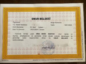 Deniz Uğur Instagram - Öğrencilere notları üzerinden baskı yapılmasına son derece karşı olduğumu da belirterek, bugüne dair HAKLI GURURUMU paylaşıyorum. BİZ kızımla çok badireler atlattık ama BAŞARDIK❤️ Bu hepimizin gururu @feyzalt @erdinc_gulener @yagmur_gulener ve canımız, ailemiz🧿
#Mina🩵