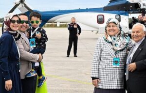 Deniz Uğur Instagram - Uzaya çıkıp Atatürk’ü saygıyla anan değerli albayımızın güzel ailesiyle bu fotoğrafından rahatsızlık duyan bir zihniyet gerçek ve doğal olamaz. Bu kusursuz gurur tablosuna karşı, ayrıştırıcı  cümle yazabilen herkes güdümlüdür. Tabular ihtişamla devriliyor, çürük elmalar da artık çok kolay ayırt ediliyor. Düşman çatlatmışız demek ki. Dikkatinize sunarım. Böyle devam❤️🇹🇷
#BüyükUyanış
#İstikbalGöklerdedir
