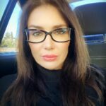 Deniz Uğur Instagram - İstanbul güneşli☀️ Bu #Pazar hepinize şifa olsun, teselli olsun, dinlenip yenilenme imkânı olsun dilerim🤲🏼 Çok uzun zamandır kişisel paylaşım yapmıyorum, biliyorsunuz. Bu paylaşımım da, takipçilerimi haberdar etmek için. GÖRÜŞLERİNİZ bana ışık tutuyor çünkü🍀 Sinemada önceki yıl “Demir Kadın Neslican” filminde Neslican Tay’ın annesini canlandırmıştım. Hayatımda rol aldığım en nitelikli işlerden biriydi. Geçen yıl çektiğimiz “Cenazemize Hoş Geldiniz” filmi de oynadığım en başarılı durum komedisiydi. Dijital platformda rol aldığım dizi “Börü 2039” daki Cumhurbaşkanı Almıla Erk karakteri gurur kaynağım oldu. “Prens” dizisinde oynadığım sürpriz kraliçenin de aynı şekilde bana gurur vereceğine eminim. Ancak, fark etmişsinizdir, son zamanlarda ana akım medyadaki dizilerde yokum😉 En son “Bir Peri Masalı” vardı, belki de senaryosu istenildiği kadar skandal barındırmadığı için (!) 13 bölümden uzun sürmemiştir. Zaten sektörde sevdiğim, kaliteli işler yapan az sayıda firma vardı, dönüp dolaşıp onlarla çalışıyordum. Bundan sonra daha da ince eleyip sık dokuyacağım👌🏽 Belki de beni televizyon ekranlarında daha farklı mecralarda göreceksiniz. Kaliteli bir kanalda, kaliteli bir program mesela, niye olmasın? Ülkemiz için, çalışmak ve üretmek bizim aslî görevimiz. İzler miydiniz?❤️