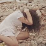Deniz Uğur Instagram - Üç aydır bunları göre göre yaşıyoruz ya, inşallah gazaba uğrayanlardan olmayız. Gördüklerine alışabilen, sıcak bir evde, rahat bir yatakta uyuduğu için, banyo yaptığı, kana kana su içtiği, karnı doyduğu için kendini suçlu hissetmeyen var mı, bilemiyorum. Bir grip salgını (influenza, covid ya da her ne haltsa) insanı nasıl da kendi derdine düşürüveriyor, değil mi? Can ne kadar tatlı… Böyle düşünmek nefsi cehennem gibi cayır cayır yakıyor. Acaba biz şu an neredeyiz? Her şiddetli rüzgarda, her sarsıntıda, her selde, aklıma Rabbimin kızgın olduğu geliyor. Aynı his sizde de oluyor mu? #Allahınİnsanları