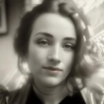 Deniz Uğur Instagram - Eskiler çok güzeldi, insanlar niye bozuldu, duyarsızlaştık, maneviyat nasıl kayboldu vb. sorunsallara, bir de buradan bakın. ⬇️ Dizilerde bölüm başına yüz binler alan sözde oyuncuların da aynı sahtekâr yaşam koçları vs. gibi dolandırıcı olduğunu hiç düşündünüz mü mesela? Hem eğitimsizler, hem şuursuz, hem de çocuklara berbat rol model oluyorlar ama sektör bunları ayıla bayıla pazarlıyor, görüyorsunuz. İnsan kalitesini marka giyinip havalı görünmek zanneden içi boş nesiller nasıl yetişiyor sanıyorsunuz? Konservatuvar mezunu gençlerimiz, işsiz kaldıkları için o tiplere oyunculuk dersi filan verip üç kuruş kazanmaya çalışıyor biliyor musunuz? “Toplum niye duyarsızlaştı, insan kalitesi niye düştü” diye boşuna hayıflanmayın… Toplumu geliştirmesi, insanları derinleştirmesi gereken SANAT “sepet” haline geldi ve bu işlerin onuru ayaklar altına alındı çünkü. Sapla saman birbirine karıştı çünkü. İşgal sadece fizîkî coğrafyada olmaz, daha beteri zihinlerde olur. Ben bu duruma isyan eden çok yönetmen gördüm ama yapımcılarla kanal CEO’larına söz geçiremediler. Allah hak edenlerin cezasını versin ve bu gözler bunu görsün dilerim. #BüyükUyanış
