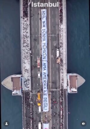Deniz Uğur Instagram - Influenza ailesinden selamlar;
Fark etmişsinizdir. Batı’nın en çok takip ettiği fenomenler İstanbul yürüyüşünün bu videosunu paylaşıyor. Bazılarının değişim istemediğinin farkındayım ama bence bunun ne demek olduğunu hâlâ anlamayıp uyumayı tercih edenlere söyleyelim; Küresel güç dengeleri değişiyor. Büyük dönüşümlerin sancılı olacağını hep söylüyorum AMA bundan Türkiye’nin güçlü çıkacağını da hep söylüyorum. Bu duygusal bir yazı değil. Gözleme dayalı bir teori. Görüntülere bir de sembol dili açısından bakın; Muhteşem kalabalığın taşıdığı en büyük bayrak doğal olarak bizim bayrağımız. Türkiye, büyük lider. Filistin bayrağı, dünyanın özgürleşeceğine, adil bir yer olacağına dair umudun sembolü. Videonun sonundaki yazılı pankarta dikkat edin. “ADİL BİR DÜNYA MÜMKÜN AMA AMERİKA İLE DEĞİL”. Bu görüntüler drone’larla çekildi. Biliyorsunuz, küresel güçlerin kullandığı sembol dilini artık BİZ de büyük bir ustalıkla kullanıyoruz. “Küresel” açıdan bakarsak, belki de bazılarının bu insani dayanışmaya gösterdiği öfkeli tepkiler, aslında gücün el değiştiriyor olmasına duydukları tepkiler olabilir. Yani herkes kendi patronunu savunuyordur belki de. İyilikle kötülüğün savaşı dediğimiz, maddî boyuttaki başka anlamları da içeriyor olabilir. Dediğim gibi; Bunlar benim kendine özgü tahminlerim sadece. Belki de Türkiye’nin, manşetlere taşınmayan ve bilinenin çok ötesinde zenginlikleri keşfedilmiştir. Ya da belki şimdiye kadar gün yüzüne çıkmamış kutsal metinler, kutsal emanetler bulunmuştur ve artık gün yüzüne çıkması engellenemeyecektir. Belki şu anda  kitleler mental olarak buna hazırlanıyordur. Klişe tabiriyle, buna göre kartlar yeniden dağıtılıyordur. Belki de bugün bilinmeyen, yarın yaygın bir şekilde bilinir hale geldiğinde dünyadaki dönüşümü daha net görürüz. Belki de ben sadece dünyaya benim memleketim liderlik etsin istediğim için hayal kuruyorum. Özde fark etmiyor. Hepimiz hissediyoruz ki birşeyler oluyor. Her koşulda görevimiz belli; İyilik adına mücadele etmek, bir arada kalmak, topraklarımıza sahip çıkmak. Maneviyatımızı yüksek tutup bol bol dua etmek, dayanışma içinde olmak. Siz ne düşünüyorsunuz?
🇹🇷🌍🇵🇸
#İyilikleKötülüğünSavaşı