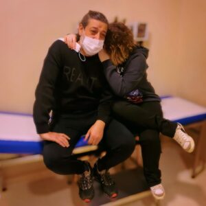 Deniz Uğur Instagram - Eşim, kızım ve ben hastanedeydik👩‍⚕️
Influenza ailesi🤧
Bitkinlik, eklem ağrıları, boğaz kızarıklığı, öksürük, hafif ateş🤒
Maskeler yine hayatımıza girdi😷
Birimizin ayakta kalıp koşuşturması gerekiyor🏃🏻‍♀️
Kameraman benim🙋🏻‍♀️
Şu an bir vitamin deposuyum💊
Kendinize dikkat edin🍀
#SalgınVar