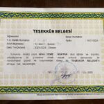 Deniz Uğur Instagram - Öğrencilere notları üzerinden baskı yapılmasına son derece karşı olduğumu da belirterek, bugüne dair HAKLI GURURUMU paylaşıyorum. BİZ kızımla çok badireler atlattık ama BAŞARDIK❤️ Bu hepimizin gururu @feyzalt @erdinc_gulener @yagmur_gulener ve canımız, ailemiz🧿 #Mina🩵