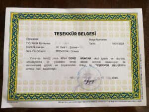 Deniz Uğur Instagram - Öğrencilere notları üzerinden baskı yapılmasına son derece karşı olduğumu da belirterek, bugüne dair HAKLI GURURUMU paylaşıyorum. BİZ kızımla çok badireler atlattık ama BAŞARDIK❤️ Bu hepimizin gururu @feyzalt @erdinc_gulener @yagmur_gulener ve canımız, ailemiz🧿
#Mina🩵