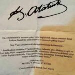 Deniz Uğur Instagram - (8)➡️➡️➡️ *Kaydırmalı post. Aşağıdaki yazıyı okumazsanız bu paylaşımın amacı anlaşılamaz🙂 ⬇️ TARİHTE ÖYLE Mİ OLDU YOKSA BÖYLE Mİ OLDU DİYE TARTIŞMAMIZI İSTEMİYORUM. Artık kimsenin, saplantılı ve kindar insanlar gibi birbirine kırıcı davranmasını istemiyorum. İster müslüman olun, ister ateist, isterseniz size gösterilecek hiçbir belge sizi Atatürk’ün İslam düşmanı olmadığına ikna edemesin, isterseniz İslamiyetin Arap milliyetçiliği olmadığını asla kabul etmeyin. Sizin görüşleriniz DEVLETİN BEKASI İÇİN FARK ETMEZ. YETER Kİ HAİN OLMAYIN. Ve tarihi tarihte bırakın. Bildiklerinizi unutun anlamında söylemiyorum, BİLDİKLERİNİZİN BUGÜN SİZİ BİRBİRİNİZDEN İTMESİNE İZİN VERMEYİN, birbirinize, birbirinizin ana babasına, dedesine, atasına karşı AFFEDİCİ OLUN ve sadece BUGÜNE ODAKLANIN anlamında söylüyorum. Birbirinizin kutsallarına söz söylemekten vazgeçin, gerektiğinde sabredip sessiz kalma iradesini gösterin, tartışma kültüründe, sohbetin sonunda herkesin aynı fikre gelmesinin de, kavga etmesinin de gerekmediğini, bazı konuların sadece tartışılıp ortada kalacağını kabullenin. Saygısızlara, şuursuzlara, provokatörlere karşı HEP BİRLİKTE SAVAŞALIM. Çözüm odaklı olup sorunlarımızı HEP BİRLİKTE ÇÖZELİM. Bölünüp yok olmamak için başka hiçbir YOLUMUZ YOK. Yahu en azından, dört duvar arasında sorunları olduğu halde düşman sevindirmemek için özelini mahrem tutup sokakta kol kola yürüyen çiftler gibi davranalım. DAMARINIZA BASAN O TİPLER var ya, sizi öfkelendirmeyi başaramadıkları gün onların işi BİTECEK. Ama siz öfkelendiğiniz sürece onlar hep işlevsel kalıp beslenecekler. YOK SAYIN, boşa çıksınlar. Bunlar benim tavsiyelerim. İster bu mahalleden, ister şu mahalleden olun, sizinle paylaştığım her şeyin BİRLEŞTİRİCİ olduğunu biliyorsunuz. Sizi Allah için sevdiğimi biliyorsunuz. Hayalimi de anlamış olmanız lâzım. GÜÇ BİZDE OLSUN istiyorum. Hayalperest olabilirim ama aptal değilim. Küreselcilik belki de hiç bitmez, belki dünyanın tek din, tek devlet düzenine geçmesi kaçınılmazdır, hangi ihtimalin gerçekleşeceğini ALLAH bilir, ben bilmem. Sadece diyorum ki, her ihtimalde GÜÇ BİZDE OLSUN. Çünkü merhametli ve adaletli yönetecek bizden iyisi olmadığını biliyorum🇹🇷 #İyiHaftalar
