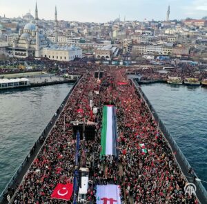 Deniz Uğur Instagram - İnşallah iyisinizdir millet. Biz ailece salgından etkilendiğimiz için hastanelerdeyiz. Şu anda vahim bir durum yok ama kendimizi çabucak iyileştirmek zorundayız bugün. İş güç beklemez.
Bugünün tablosu mazlum dostu milletimiz adına gurur verici. Siz bakmayın insanlara “Arap sevici” diyerek saldıran şuursuzlara. Provokatörlerin de eskisi kadar etkisi olmuyor bence. Zulme karşı dünya çapındaki toplum baskısının sonuç vereceği ümidini taşıyalım. İnşallah yanılmayız ve kalıcı ateşkes olur. İnşallah bunun yerine geniş çaplı bir savaş görmeyiz. İnşallah bizim canımızı yakan ihanetin ve terörün bittiğini görürüz. Ortadoğu ve tüm dünya fokur fokur kaynıyor. Ama her koşulda birbirimize kenetlenip her zorluğu aşacağımızı ve her zaman vicdanımızı dinlemeye devam edeceğimizi biliyorum.
Bu arada;
Japonya’da 7.6’lık bir deprem olmuş. Büyük tsunami bekleniyor. Bizim bu konuda çok fazla canımız yandığından, depremle ilgili her haber insanımızı tedirgin ediyor. Kentsel dönüşümü en kısa sürede hakkıyla tamamlamak zorunda olduğumuzu unutmayalım. Vatandaş olarak da yapılan çalışmaları ve yapılarımızı kontrol etme/ettirme sorumluluğumuz var. Zamanı geriye çeviremeyiz ama her konuda olduğu gibi bu meseleyi de devlet ve millet beraber hareket edip çözmeli. Başka yolu yok. Yolsuzluk, ihmalkarlık yapıp can kaybına sebep olanlar cezalarını büyük ödemeli. Yanlışların tekrarı olmamalı. Bütün bunların takipçisi olalım, uyanık olalım. Bir arada kalalım. Allah yardımcımız olsun.
#2024HızlıGeldi