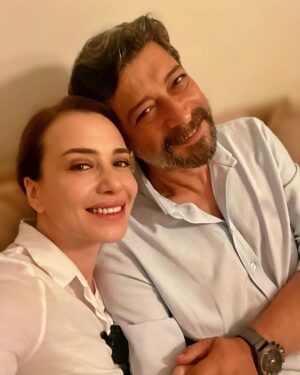 Deniz Uğur Instagram - #Countdown2Ceasefire #Goodbye2023
#Welcome2024
Bugün herkes yeni yıl mesajı yayınlayacak, herhalde tahmin edersiniz, benimki biraz kendine özgü olacak🌹
2024’te değil, her yıl, her gün, her an, bir arada, güçlü, zengin, eşit ve her anlamda özgür olabilmemiz için düstur edinmemiz gereken ilkeleri unutmayalım…
İnsanlar SADECE ikiye ayrılır. İYİ insanlar ve KÖTÜ insanlar.
Biz iyi olmayı seçenlerden olalım.
Başkalarına kendi görüşlerimiz doğrultusunda, kendimizce tavsiyede bulunma veya eleştiri yapma hakkımız var ama bunu karşımızdakini rencide etmeyecek şekilde, saygı çerçevesinde yapma zorunluluğumuz da var.
Önyargılı da davranamayız, baskı da kuramayız.
Çünkü kimin samimi olup olmadığını yargılama ve kişisel tercihlerine müdahale etme hakkı bize verilmemiştir.
Önyargı, dışlama, nefret, kalp kırmak en büyük risk.
Rabbim “toplanın” derken ayrışmak çok büyük tehlike.
Kabullenme erdeminde olmalıyız:
Bazı insanlar hiçbir zaman birebir bizimle aynı yaşam biçimine sahip olmayacak.
Bazılarımız hiç kapanmayacak.
Bazılarımız hiç açılmayacak.
Bazılarımız doğuştan bizden farklı olacak.
Bazılarımız yolda tercihlerini değiştirecek.
Bazılarımız ayrıştırıcı kodlar yüklenmiş bazı isim ve kelimelerden hiçbir zaman hazzetmeyecek.
Ve biz sadece öze bakmayı öğrenip, eğer özde birleşebiliyorsak onları oldukları gibi kabulleneceğiz.
Aksi takdirde hem milli bütünleşmeyi sağlayamayız, hem de İslam düşüncesinin TÜM  dünyaya yayılmasına engel oluruz.
Herkes müslüman olmak zorunda değil ve kimin iman mertebesinin daha üstün olduğuna biz değil, sadece Rabbimiz karar verir.
Ben İslam düşüncesini sonuna kadar savunurum ama inanışı farklı olan gayrimüslim vatandaşlarımı da eğer “vatanseverse” savunurum.
Sadece ihaneti, hainliği kabul edemem.
Rabbimiz bize, kimin hayırlı, kimin hayırsız olduğunu anlayabilecek akıl bahşetmiştir.
Kim sâlih amel işliyor, biz her zaman buna bakmalıyız.
(Devamı yorumlarda)