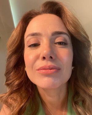 Deniz Uğur Instagram - Herkese hayırlı Cuma’lar olsun❤️
Hanımlar;
Mutfak, temizlik ve giyim konusunda boykot ürünlerini eleyip kozmetik konusunda elememek olmaz. Birçok kişinin boykota katıldığı halde kozmetikte alıştığı markalardan vazgeçemediğini görüyorum. Bu konuda daha çok bilinçlenmek için kadın dayanışması yapalım mı? Mesela benim bazı dizilerimde saçlarımdaki beyazları kullanmamız gerekti, bazı işlerde de beyazları istemiyoruz. Annem kendi saçını uzun süre doğal halinde bıraktı ve ona çok yakışmıştı ama şimdi moral olsun diye kendi rengine boyatmak istiyor. Gerekli olduğunda saçımızdaki beyazları kapatmak için hangi doğal yöntemleri kullanabiliriz? Doğal yöntemler yeterince kapatıcı mıdır? Veya yerli saç boyası markaları önerebilir misiniz? Kuaförlerimiz yerli saç boyası kullanıyor mu? Ayrıca cilt bakımı ve makyaj malzemeleri konusunda da yerli/doğal ürün önerilerinizi yazın lütfen. Tecrübeleri birinci ağızdan duymak önemlidir. Nereden, nasıl elde edileceğini ve kullanım tecrübelerinizi de paylaşırsanız sevinirim. Aman dikkat edin, yazdıklarınız yasal, onaylanmış ve gerçek ürünler olsun. Böylece herkes faydalanabilir. Şimdiden teşekkürler.
#BoykotaDevamTürkiyem🇹🇷
