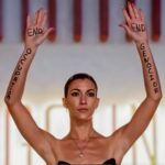 Deniz Uğur Instagram - Gününüz aydın olsun Allah’ın insanları🤍 Bu sabah 2024 ihtimalleri üzerinde düşündüm; Yılbaşında ateşkes olabilir. İ*rail dünyanın her yerindeki yahudileri sosyal baskıya maruz bırakıp rahatsız etti, birçok şirketin zarar etmesine sebep oldu ve birçok devletin ekonomisine aşırı yük oldu, üstelik ırkçılık rahatsızlık verecek kadar tetiklendi. Ve G*zze nüfusunu yeterince seyreltmiş, onlara lazım olduğu kadar tahliye etmiş olabilirler. Ateşkesle gerilimi bitirebilirler. N*tanyahu ve kurmayları savaş suçlarından yargılanıp ömür boyu hapis cezasına çarptırılabilir. Batı’da bazı liderler koltuğundan indirilebilir. İ*rail’in daha fazla nefret toplamadan varlığını sürdürebilmesi için bazı piyonları harcayıp insanları sakinleştirebilirler. Batılı devletler F*listin’in yaralarını sarmak ve şehirlerini yeniden yapılandırmak için yarışa girebilir. Şimdiye kadar sesi çıkmayan, ellerindeki bütün sanat sepet tayfasını insani yardım toplamak üzere devreye sokabilir. Moralleri yükseltebilirler. Dünyada yeni bir salgın hastalıkla, iklim krizi veya depremlerle, hatta uzaylı istilası haberleriyle gündemin değişebileceği, hatta Dünya Savaşı çıkıp herkesin kendi derdine düşeceği endişesi taşıyoruz AMA bunun tam tersine, muhalif kitleler, kişiler ve devletler ekonomik olarak desteklenebilir, bolluğa kavuşturulup gözleri boyanabilir. Batıda fenomenler, ünlüler, toplumda ileri gelen tipler İslam’a döndüklerini açıklayıp yaygın şekilde İslam güzellemesi yapabilir. Ve artık adaletin yerini bulduğu kanaati oluşturulabilir. Hiç unutmamak gerekir; Dünyaya hakim olmak isteyen “üst akıl” soğukkanlılıkla gözlem yapar ve kitlelerin nabzını tutarak A,B,C,D,E… planlarını devreye sokar. “Üst akıl” hoşumuza gitmek için her kılığa girdiği gibi, İslam kılığına da kolaylıkla girebilir. Asla vazgeçmez. Devamı yorumlarda >>>