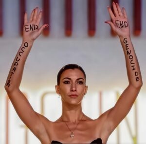 Deniz Uğur Instagram - Gününüz aydın olsun Allah’ın insanları🤍
Bu sabah 2024 ihtimalleri üzerinde düşündüm;
Yılbaşında ateşkes olabilir. 
İ*rail dünyanın her yerindeki yahudileri sosyal baskıya maruz bırakıp rahatsız etti, birçok şirketin zarar etmesine sebep oldu ve birçok devletin ekonomisine aşırı yük oldu, üstelik ırkçılık rahatsızlık verecek kadar tetiklendi. Ve G*zze nüfusunu yeterince seyreltmiş, onlara lazım olduğu kadar tahliye etmiş olabilirler. Ateşkesle gerilimi bitirebilirler.
N*tanyahu ve kurmayları savaş suçlarından yargılanıp ömür boyu hapis cezasına çarptırılabilir. 
Batı’da bazı liderler koltuğundan indirilebilir. 
İ*rail’in daha fazla nefret toplamadan varlığını sürdürebilmesi için bazı piyonları harcayıp insanları sakinleştirebilirler.
Batılı devletler F*listin’in yaralarını sarmak ve şehirlerini yeniden yapılandırmak için yarışa girebilir. Şimdiye kadar sesi çıkmayan, ellerindeki bütün sanat sepet tayfasını insani yardım toplamak üzere devreye sokabilir. Moralleri yükseltebilirler.
Dünyada yeni bir salgın hastalıkla, iklim krizi veya depremlerle, hatta uzaylı istilası haberleriyle gündemin değişebileceği, hatta Dünya Savaşı çıkıp herkesin kendi derdine düşeceği endişesi taşıyoruz AMA bunun tam tersine, muhalif kitleler, kişiler ve devletler ekonomik olarak desteklenebilir, bolluğa kavuşturulup gözleri boyanabilir. Batıda fenomenler, ünlüler, toplumda ileri gelen tipler İslam’a döndüklerini açıklayıp yaygın şekilde İslam güzellemesi yapabilir. Ve artık adaletin yerini bulduğu kanaati oluşturulabilir.
Hiç unutmamak gerekir;
Dünyaya hakim olmak isteyen “üst akıl” soğukkanlılıkla gözlem yapar ve kitlelerin nabzını tutarak A,B,C,D,E… planlarını devreye sokar. “Üst akıl” hoşumuza gitmek için her kılığa girdiği gibi, İslam kılığına da kolaylıkla girebilir. Asla vazgeçmez. 
Devamı yorumlarda >>>
