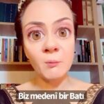Deniz Uğur Instagram - Pandemi sırasında Instagram serîsi yaptığım #Queen karakterini hatırlayanlar vardır. Dünya gündemindeki olayları aktarıyordum. Küreselcileri ve kan emici sistemi ti’ye alıyordum. Bazıları herkes gibi güzel güzel fotoğraflar paylaşmadığım için takipten çıkmıştı. Delirdiğimi filan sanmışlardı. Ah be arkadaşlar; Nerelerdeydiniz? Yalnızlık çok zordu. 🇵🇸🌍🇹🇷 #FreeFreePalestine