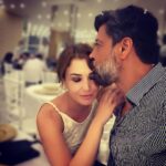 Deniz Uğur Instagram - #TBT Biz bir Türk ailesiyiz. Irk tartışmak deliliktir. Nereli olursan ol, aşağıdakilerden birini yaptıysan bizdensin❤️🌍🇹🇷 Kıza kına yakılırken ağlasın diye uğraşıp sonra güldürmeye çalışmak. En güzel eşyaları hiç kullanılmayan misafir odası diye bir yere koymak. Temizlikçi geliyor diye evi temizlemek. İstediği renkteki koltuğu bir ay arayıp satın alınca üzerine örtü sererek kullanmak. Alışverişten sonra paraları düşürdüğünü zannetmek. “Kalmadı” diyene “hiç mi yok” diye sormak. Televizyon bozulduğunda tokatlayarak düzeltmek. Isırarak pilin ömrünü uzatmak. Tüpü çakmakla kontrol etmek. Sokakta iş makinası seyretmek. (Aklınıza geleni ekleyebilirsiniz)☺️