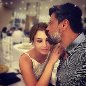 Deniz Uğur Instagram - #TBT Biz bir Türk ailesiyiz. Irk tartışmak deliliktir. Nereli olursan ol, aşağıdakilerden birini yaptıysan bizdensin❤️🌍🇹🇷
Kıza kına yakılırken ağlasın diye uğraşıp sonra güldürmeye çalışmak.
En güzel eşyaları hiç kullanılmayan misafir odası diye bir yere koymak.
Temizlikçi geliyor diye evi temizlemek.
İstediği renkteki koltuğu bir ay arayıp satın alınca üzerine örtü sererek kullanmak.
Alışverişten sonra paraları düşürdüğünü zannetmek.
“Kalmadı” diyene “hiç mi yok” diye sormak.
Televizyon bozulduğunda tokatlayarak düzeltmek.
Isırarak pilin ömrünü uzatmak.
Tüpü çakmakla kontrol etmek.
Sokakta iş makinası seyretmek.

(Aklınıza geleni ekleyebilirsiniz)☺️