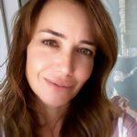 Deniz Uğur Instagram - Benim ülkemin kalbi kırık insanları, unutmak değil affetmek anlamında “geçmişe sünger çekip, birbiriyle barışık hâle gelirse, benim memleketim güçlenirse, çocuklarımızın ve torunlarımızın dünyasında bugünkü zulümden eser kalmaz. Dünyaya barış getirebilecek tek ülkeyiz. İdrak edilmesi gereken en önemli şey, tartışma kültürü edinmenin şart olduğu. Birbirimizi doğruluğa çekelim. Bakın yaşadığım basit bir örnek; Tek başıma araba kullanıyordum. Kendi şeridimde giderken, daralan yolda sağ şeritteki minibüs sürücüsü önüme geçmek istemiş, aniden direksiyonu sola kırdı ve bana çarptı. Durduk. Şöför nasıl sinirli? İndi minibüsten, geldi arabamın yanına “Niye beni sıkıştırıyorsun!” diye bağırıyor. Açtım camı, bağırması bitsin diye bekledim, bir süre sonra sustu, benden tepki bekledi… “Önce biraz sakinleş” dedim. “Bu kadar stres sağlığa zarar”. Şaşırdı. Sonra yine, kavga etmeye çalıştı. “Bu kadar insanı işe yetiştirmeye çalışıyorum, sinir ettin beni! Niye yol vermiyorsun?”… Dedim ki “Ama ben seni sinir ettiğimin farkında bile değilim”. Öylece kalakaldı. Zannetmiş ki ona trafikte zorbalık etmeye çalışıyorum, o yüzden bana zorbalık etmiş. Haksızdı. Utandı ama özür de dileyemiyor, hâlâ sinirli, artık kendi içinde ne yaşadıysa? “E, ne olacak şimdi?” dedi. “Tutanak tutulur, hallolur” dedim. “Peki sen iyi misin?” İyice şaşırdı, üzüldü, pişman oldu, şekilden şekle girdi. “Ya, bu trafikte her gün canım burnumda, hayat mı bu be” diye söylendi. Üzüldüm. O daha çok üzüldü ama. Çok mutsuzdu. Neyse, kötü ayrılmadık. Uzun lafın kısası, karşımızdakinde narsisistik kişilik bozukluğu yoksa, yani “insan” ise, onunla empati kurabiliriz ve en hararetli anda bile sorunlarımızı çözebiliriz. Tabii “kazanmak” istiyorsak. Hepinize dünden daha iyi bir gün dilerim. #Allahınİnsanları 🤍