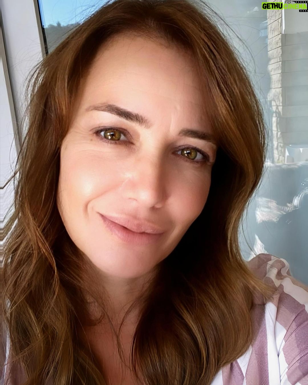 Deniz Uğur Instagram - Benim ülkemin kalbi kırık insanları, unutmak değil affetmek anlamında “geçmişe sünger çekip, birbiriyle barışık hâle gelirse, benim memleketim güçlenirse, çocuklarımızın ve torunlarımızın dünyasında bugünkü zulümden eser kalmaz. Dünyaya barış getirebilecek tek ülkeyiz. İdrak edilmesi gereken en önemli şey, tartışma kültürü edinmenin şart olduğu. Birbirimizi doğruluğa çekelim. Bakın yaşadığım basit bir örnek; Tek başıma araba kullanıyordum. Kendi şeridimde giderken, daralan yolda sağ şeritteki minibüs sürücüsü önüme geçmek istemiş, aniden direksiyonu sola kırdı ve bana çarptı. Durduk. Şöför nasıl sinirli? İndi minibüsten, geldi arabamın yanına “Niye beni sıkıştırıyorsun!” diye bağırıyor. Açtım camı, bağırması bitsin diye bekledim, bir süre sonra sustu, benden tepki bekledi… “Önce biraz sakinleş” dedim. “Bu kadar stres sağlığa zarar”. Şaşırdı. Sonra yine, kavga etmeye çalıştı. “Bu kadar insanı işe yetiştirmeye çalışıyorum, sinir ettin beni! Niye yol vermiyorsun?”… Dedim ki “Ama ben seni sinir ettiğimin farkında bile değilim”. Öylece kalakaldı. Zannetmiş ki ona trafikte zorbalık etmeye çalışıyorum, o yüzden bana zorbalık etmiş. Haksızdı. Utandı ama özür de dileyemiyor, hâlâ sinirli, artık kendi içinde ne yaşadıysa? “E, ne olacak şimdi?” dedi. “Tutanak tutulur, hallolur” dedim. “Peki sen iyi misin?” İyice şaşırdı, üzüldü, pişman oldu, şekilden şekle girdi. “Ya, bu trafikte her gün canım burnumda, hayat mı bu be” diye söylendi. Üzüldüm. O daha çok üzüldü ama. Çok mutsuzdu. Neyse, kötü ayrılmadık. Uzun lafın kısası, karşımızdakinde narsisistik kişilik bozukluğu yoksa, yani “insan” ise, onunla empati kurabiliriz ve en hararetli anda bile sorunlarımızı çözebiliriz. Tabii “kazanmak” istiyorsak. Hepinize dünden daha iyi bir gün dilerim. #Allahınİnsanları 🤍
