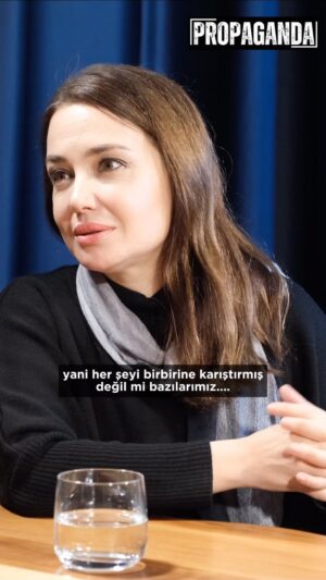 Deniz Uğur Instagram - İnsan olmak gibi kalıpları kırmak da zor.
“Her şeyi birbirine karıştırmış değil mi, bazılarımız?”
Propaganda • Youtube • @propagandareels 
🇹🇷🌍🇵🇸