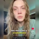 Deniz Uğur Instagram - Ölüp yeniden dirilmek gibi… Bütün ezberlerin bozulduğu yeni dünyaya hoş geldiniz. 🇵🇸🌍🇹🇷 Ey iman edenler! Bir topluluk diğer bir toplulukla alay etmesin; zira onlar kendilerinden daha iyi olabilirler. Kadınlar da başka kadınlarla alay etmesinler; Çünkü alay edilenler, edenlerden daha iyi olabilirler. Biriniz diğerinizi aşağılamayın, birbirinize kötü ad takmayın. İman ettikten sonra günahkarlıkla anılmak ne kötüdür! Günahlarına tövbe etmeyenler yok mu, işte zalimler onlardır.” Hucurât~11
